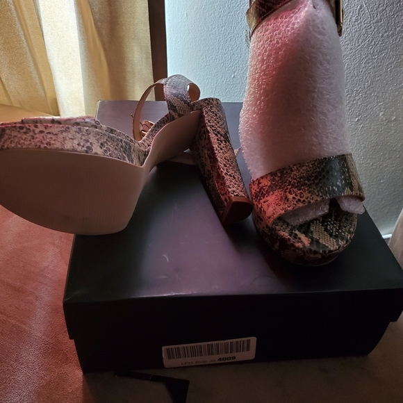 Heels - Picture 3 of 3